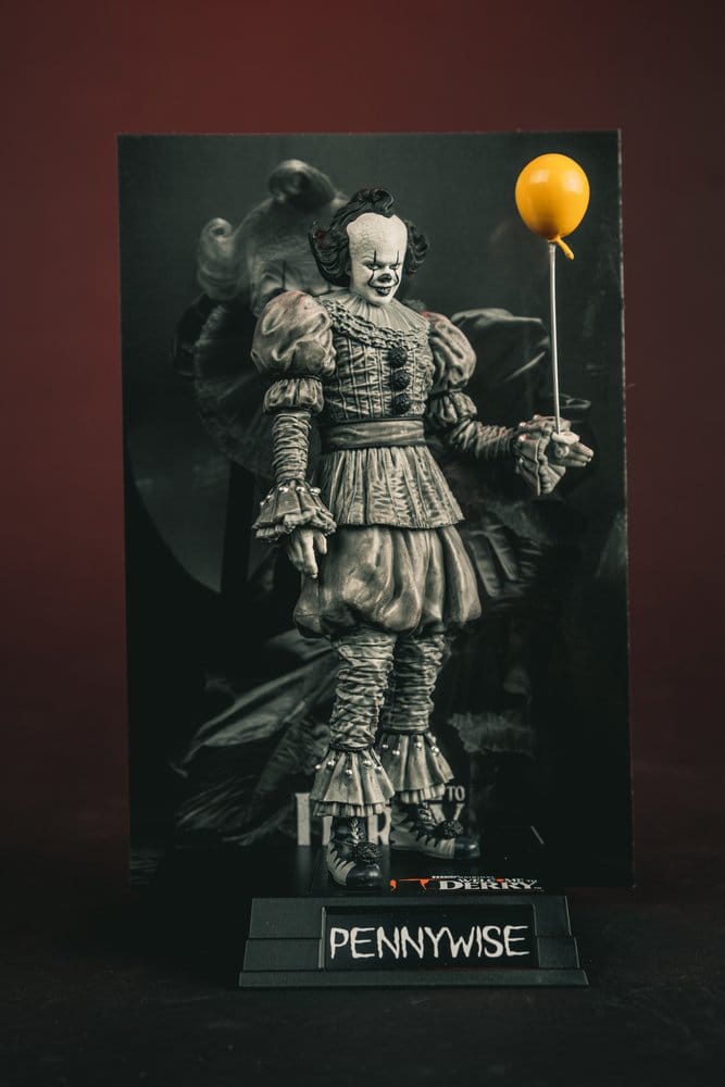 Het Welcome to Derry Movie Maniacs Figuur Pennywise (zwart-wit) 16 cm