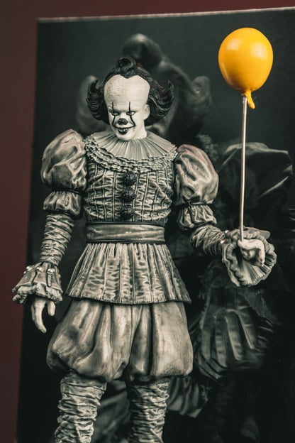 Het Welcome to Derry Movie Maniacs Figuur Pennywise (zwart-wit) 16 cm