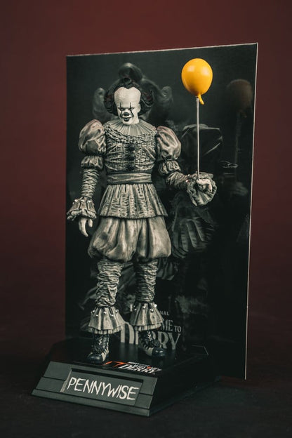 Het Welcome to Derry Movie Maniacs Figuur Pennywise (zwart-wit) 16 cm