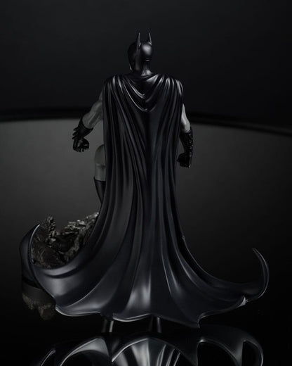 DC Direct standbeeld 1/10 Batman door Bjorn Barends (Black White) 18 cm
