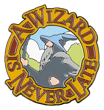 Lord of the Rings Magneet A Wizard Is Never Late (Emaille) 7 cm