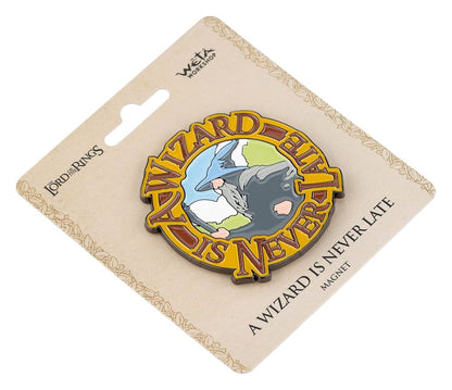 Lord of the Rings Magneet A Wizard Is Never Late (Emaille) 7 cm